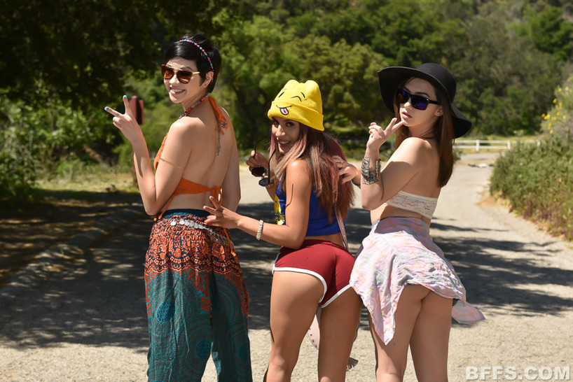 Three Sexy Hichhiker Girls