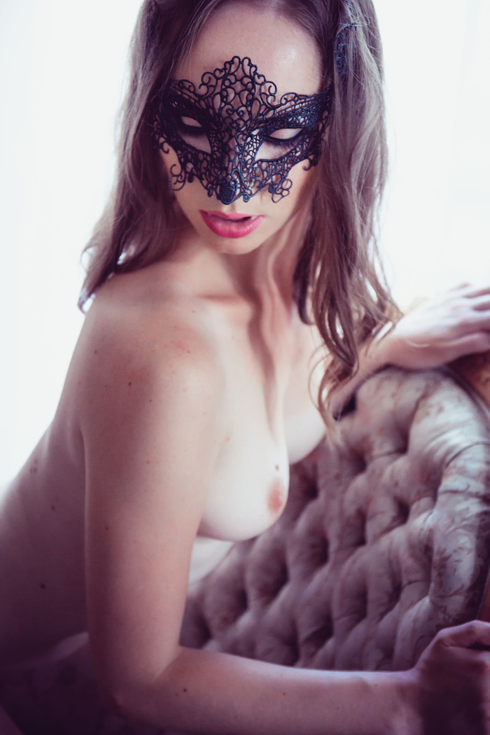 Gorgeous Nala Dienenko Masturbates In A Lace Mask