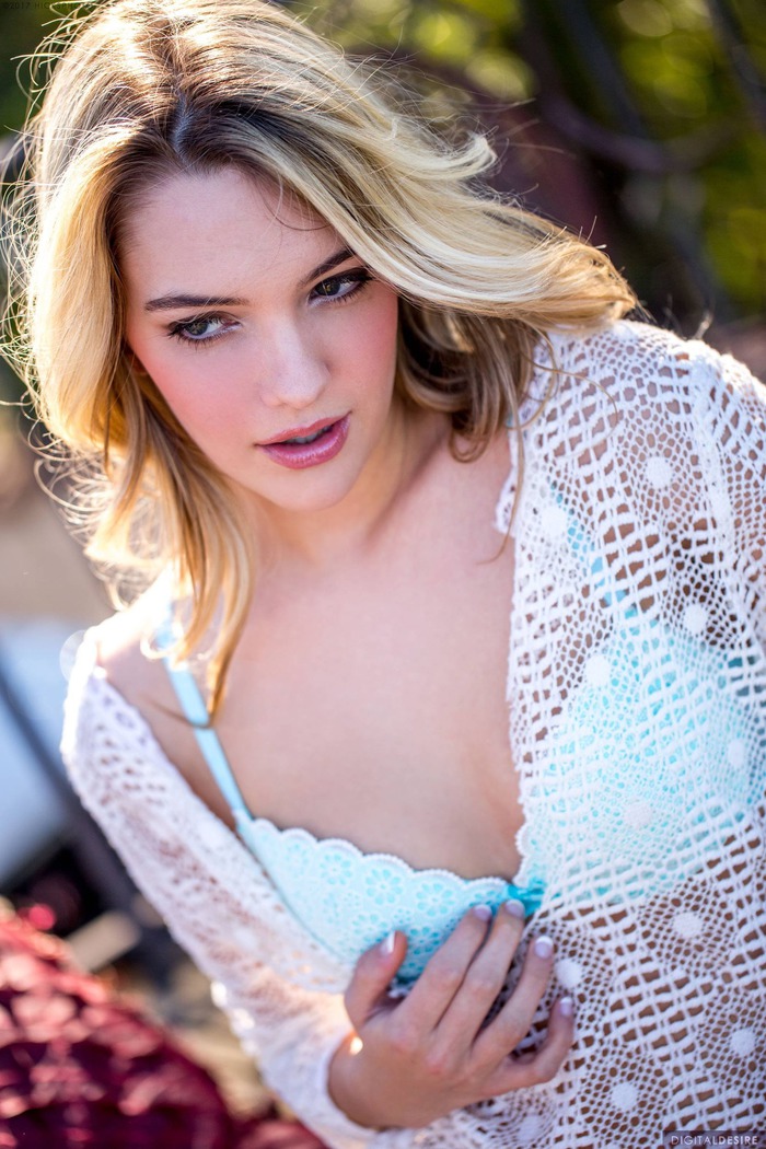 Blonde Bombshell Sensual Strip