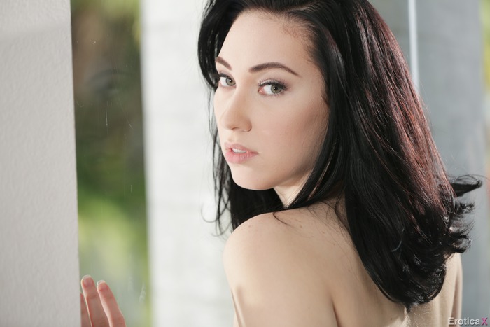 Sexy Skinny Raven Babe Strips Out Her Latex Pants