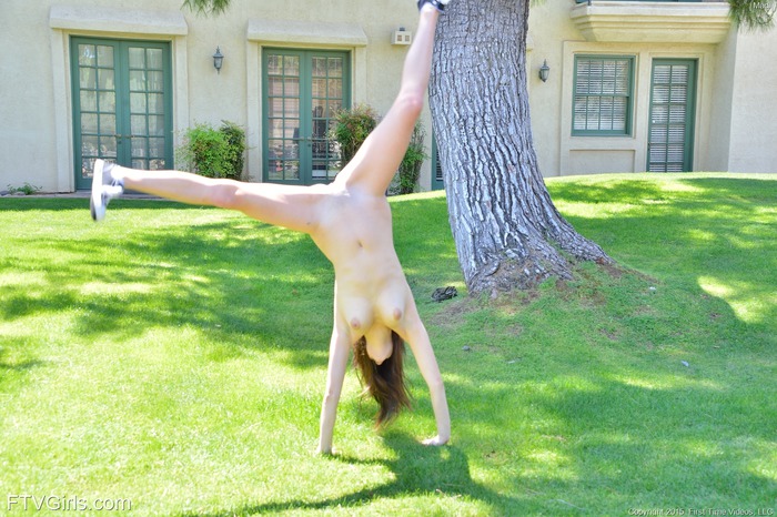 Madi Sexy Amateur Girl Masturbates Outside