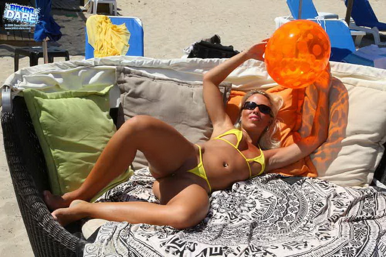 Natalie in yellow biniki