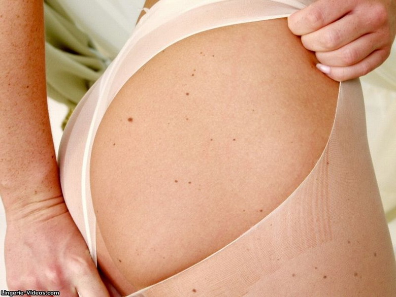 Toying redhead rips open her pantyhose