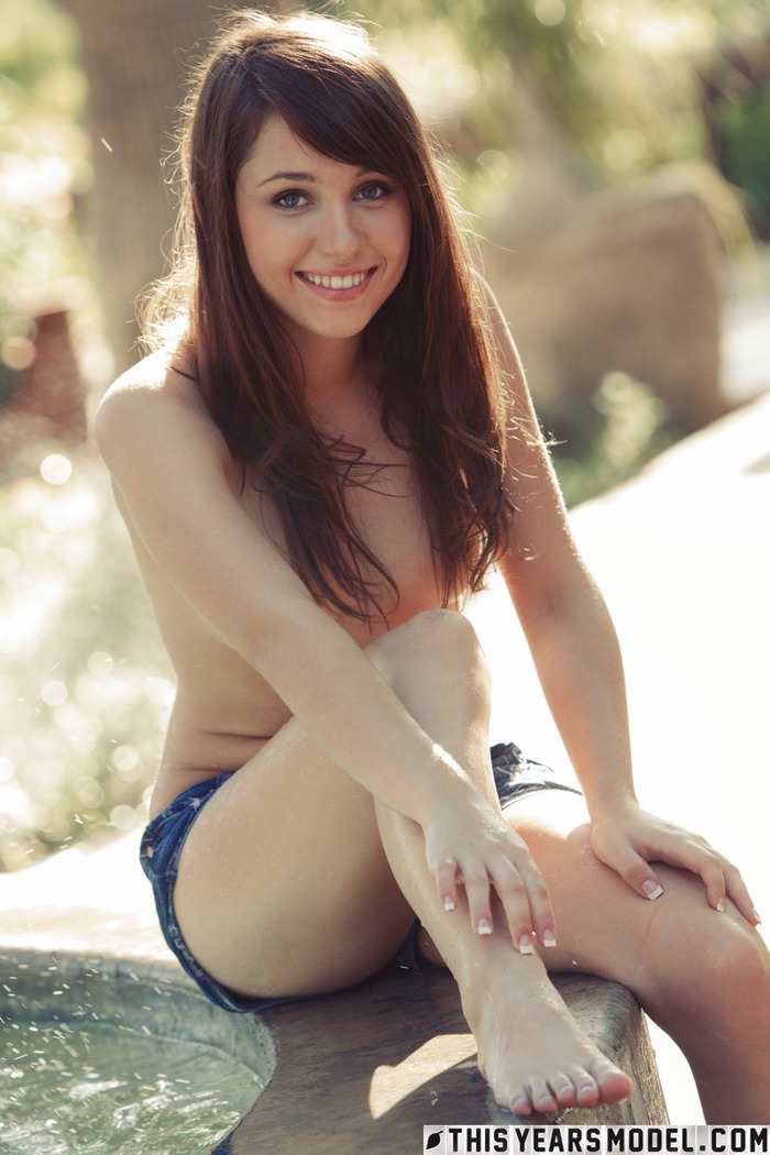 Marissa Gets Nude Outside